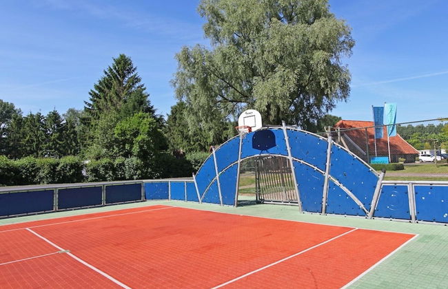 Getaway With Covered Veranda - Photo 10