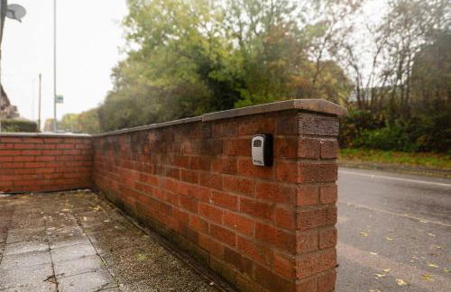 #34 Two bed apt Private Parking Stylish & homely - Photo 30