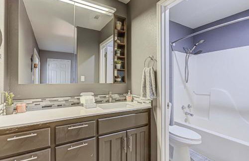 Waterfront 3BR Retreat - Pool & Hot Tub - Foto 28