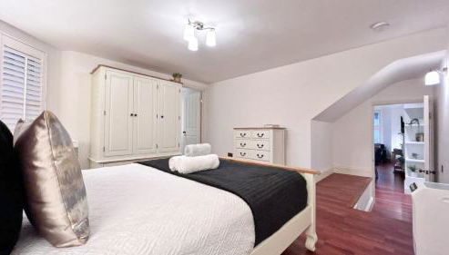 Luxury 3-Bed Apartment in Marylebone near Oxford Street & Baker Street by Staylio - Foto 5, towels, storage, wardrobe, heating