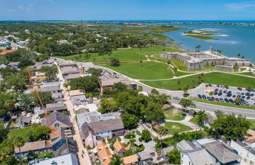 Colonial Quarter hideaway with modern comforts & balcony - near the beach - Photo 32
