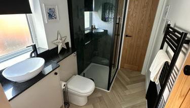Saffron Cottage - Modern, central, seaside, 1Bed - Foto 5, towels, Shower