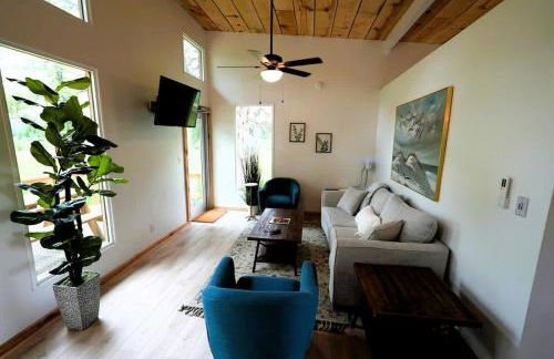 Luxe 2BR Cabin with Deck and Creek View - Working Farm - Foto 7