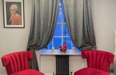 Montague House Town Centre sleeps up to 12 guests - Photo 15