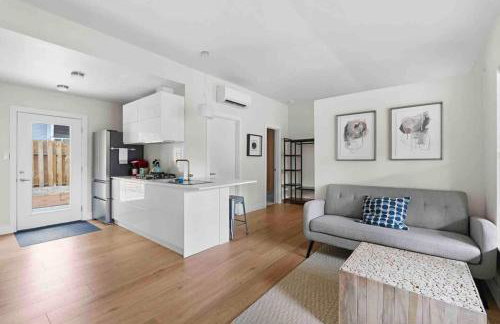 Superb location steps to DT and UT - Foto 18