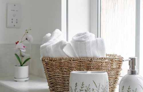 Stylish 5Bedroom Getaway in Quiet Mildenhall Area - Photo 18