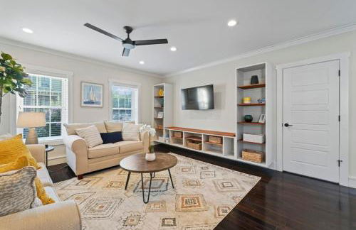 Upscale Azure by Saratoga Stays - Photo 12