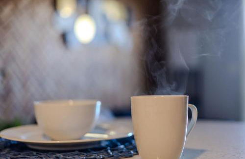 Jennifer's Chic 2nd Floor Apt Private Deck w Views - Photo 19