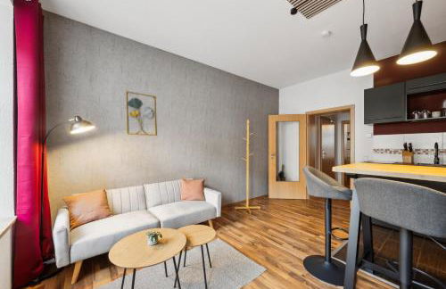 Gemütliches Apartment - hochwertiges Boxspringbett, privater Parkplatz, Terrasse, komplette Küche, WLAN, 40 Zoll HD TV - Foto 9