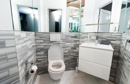 Elegant Central Park Suite - 4 Bedroom Self Check-In - Photo 25