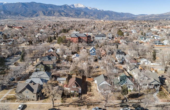 Pet Friendly 1900 Classic 3 Bedroom Value - Photo 33