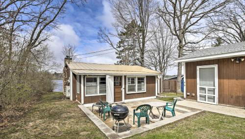 Lakefront 1930s Log Cabin with Dock and Fire Pit! - Foto 3