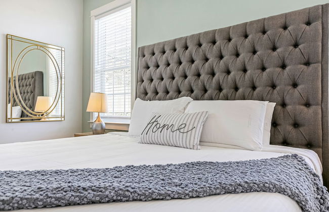 Chic 4 BR Condo - Large Pool - Perfect Location - Photo 11