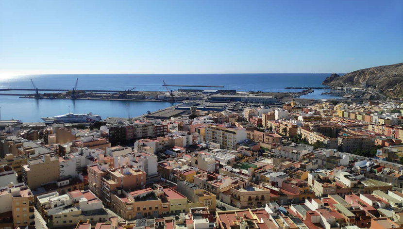 Free tour de los misterios y leyendas de Almería - Foto 2, Admirando la costa y el puerto de Almería