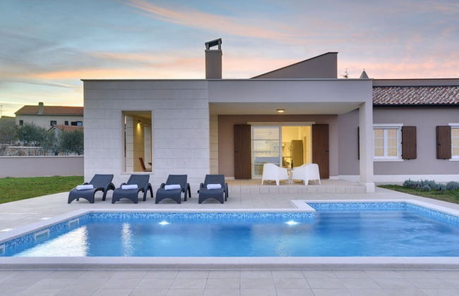 Modern Villa Histria With Pool and View - Photo 18