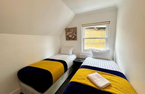 Spacious 3-Bed Home with Garden, Private Parking, Smart Tv's, Fast Wi-Fi - Photo 4