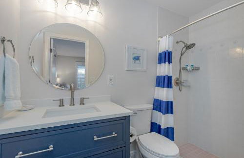 Dog Friendly Home wPrivate Fenced Yard, Garage & Fire Pit STEPS to the Beach! - Foto 13