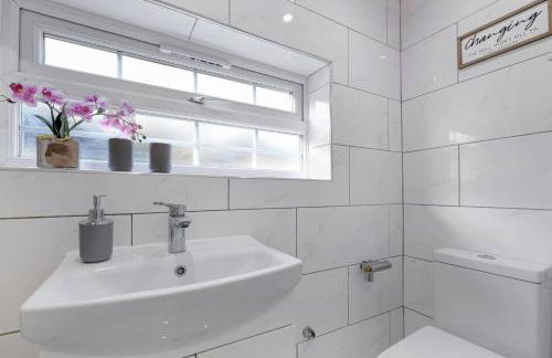 Family-Friendly 4-Bed near Parks & Transport Links - Foto 13