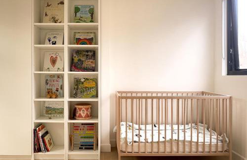 Elegant 4-Bed Richmond Townhouse - Private Garden - Parking - Photo 21