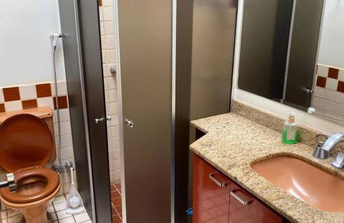 Casa grande, ampla, com 4 quartos e estacionamento - Foto 2