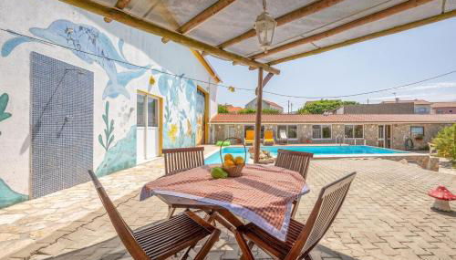 Eclectic oasis with poolside charm in Arranhó - Foto 2