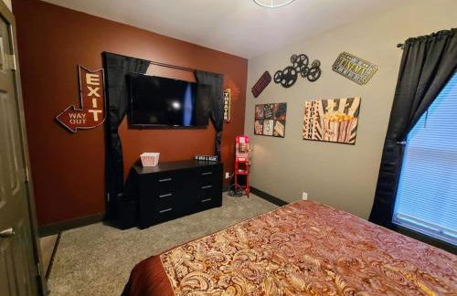 King Bed In Main Floor - Downtown Vacation Rental - Foto 1