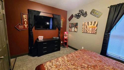 King Bed In Main Floor - Downtown Vacation Rental - Foto 1