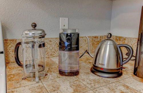 Luxe on Penn Family Friendly, Toddler amenities, baby proof with baby gate, toys, bath toys, cups and plates, Separate Workstation with Desk and Monitor, located in desirable SE Boise next to the Greenbelt and Boise River - Foto 12