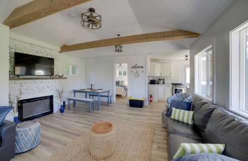 Stylish Grass Lake Retreat - Steps to Park! - Foto 4