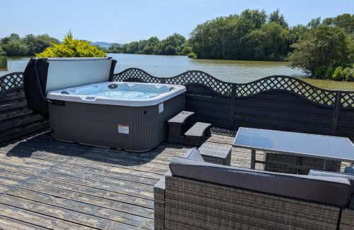 Lakefront Lodge with Hot Tub - Aylesbury Lodge - Foto 26
