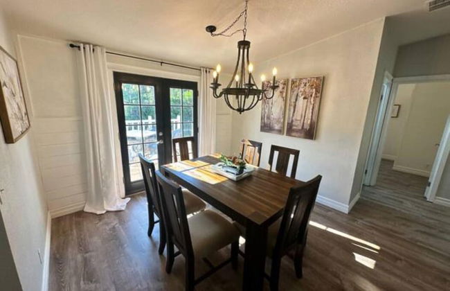 Enchanting Getaway: Farmhouse and Tiny House Duo - Foto 8