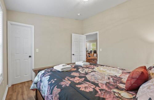 Cabin with King Bed , XBOX, HotTub, Games, Firepit , Stargazing Dome - Photo 29