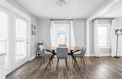 Charming Getaway - Deck & Patio - Walkable Area - Family Friendly - Foto 1