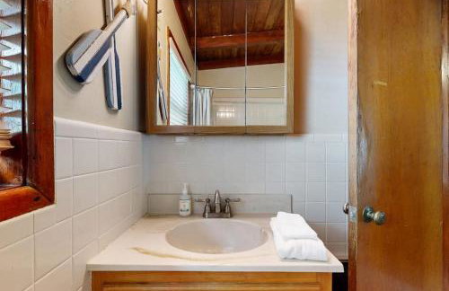 Classic Lakefront Cottage with Private Dock, Lovely Lake View, Backyard & WiFi - Foto 13