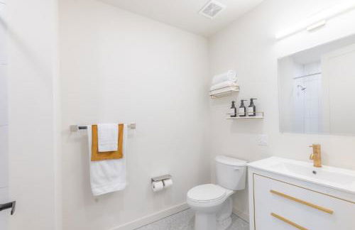 Bright and Bold Escape with NYC Views and Free Parking, Sleeps 9 and 2 Baths - Foto 28
