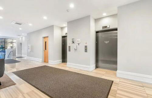 Lavish 1BR with Pool & Gym Access - Foto 28