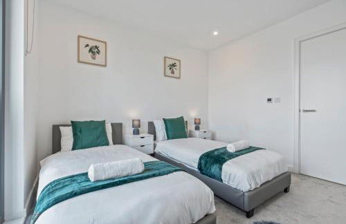 Luxury 3 bedroom with 2 bath at Plaistow opposite of station - Foto 2