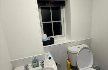 Home away Tamworth Staffordshire 4 Bedroom 3 Bathroom - Semi Detached House - Foto 13