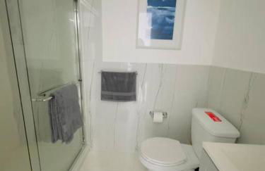 New Mid Miami Beach apt free parking and beach access - Foto 9