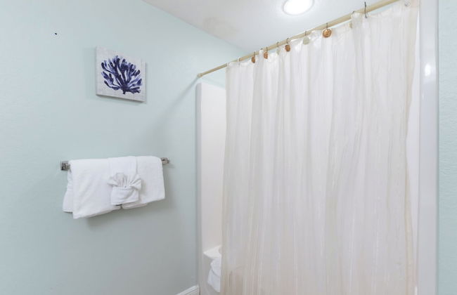 Crystal Shores West Condos by Hosteeva - Foto 15