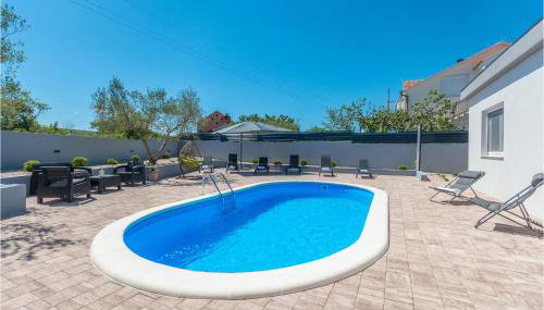 3 Bedroom Cozy Home In Sikovo - Foto 2