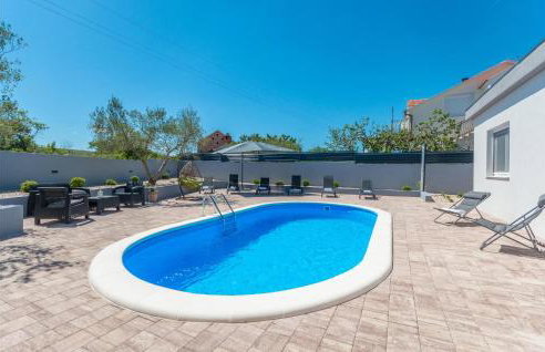 3 Bedroom Cozy Home In Sikovo - Foto 2