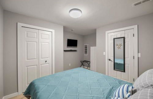 Lakeside Bliss 2BR, 1BA with All Modern Comforts - Foto 34