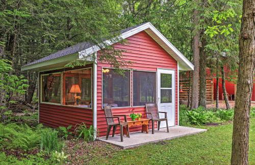 Secluded Birnamwood Cottage with Deck and River Views! - Foto 22