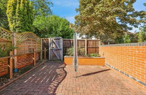 Timeless 2 Bedroom Townhouse Near The City Centre With Drive Parking - Photo 9