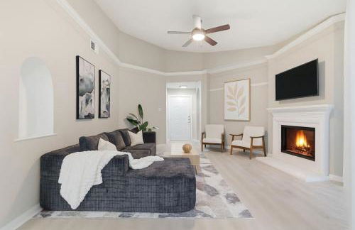 Chic 2BR Boho-Chic Retreat Garage, Pool, Gym - Photo 4