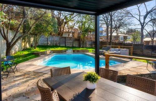 Luxury Zilker Home Pool Hot Tub and 2 Kitchens - Photo 11