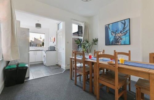 Prime Location Stylish 4-Bed House near Trent Br - Foto 25