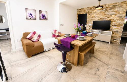 Spacious 5BR Home with Garden, Games & Parking Near Heathrow Windsor - Foto 15