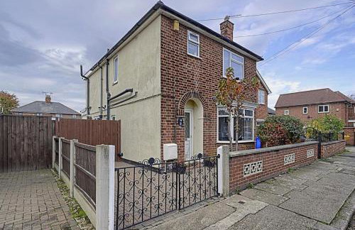 Comfortable 3-Bed Home - Driveway Parking - Foto 45